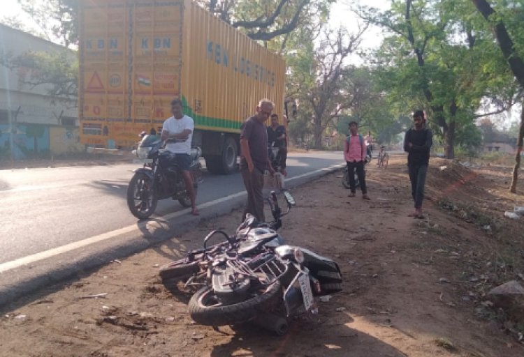 कंटेनर से टकरा बाइक में लड़ी साइकिल, दो जख्मी, एक की हालत गंभीर