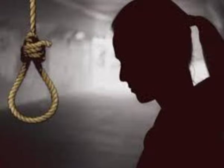 चिलहरी में विवाहिता की मौत कमरे में फंदे से लटका मिला शव, मायके वालों ने ससुर को पीटा, जांच में जुटी पुलिस
