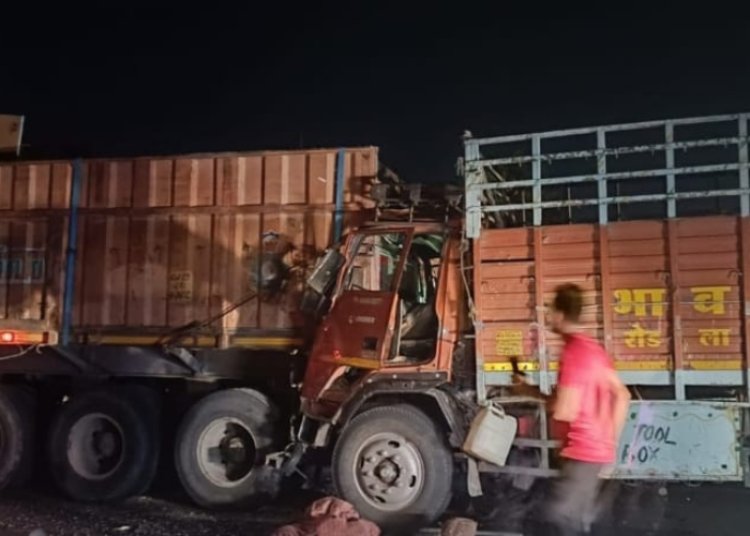 खड़ी ट्रक में दूसरे ट्रक ने पीछे से मारी टक्कर, खलासी की मौत, चालक जख्मी
