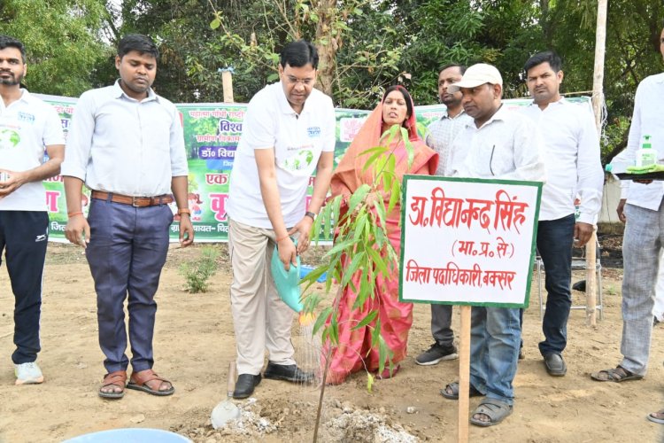 पर्यावरण संरक्षण के लिए जिले सभी पंचायतो में पौधे लगाएं: जिलाधिकारी