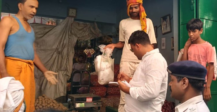 छापेमारी में पकड़ा गया 5 किलो प्रतिबंधित प्लास्टि बैग और वसूला 4 हजार
