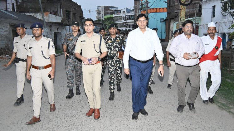 फ्लैग मार्च निकाल डीएम एसपी ने भयमुक्त माहौल में बकरीद मनाने का दिया संदेश