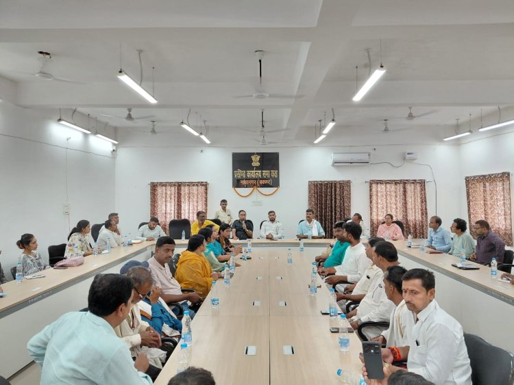 नावानगर अंचल कार्यालय की कार्यशैली पर फूटा जनप्रतिनिधियों का गुस्सा, घेराव की चेतावनी