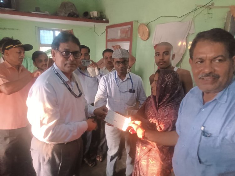 शहीद हवलदार सुनील की विधवा को राज्य सरकार ने दिए 50 लाख रूपए के अनुदान का चेक