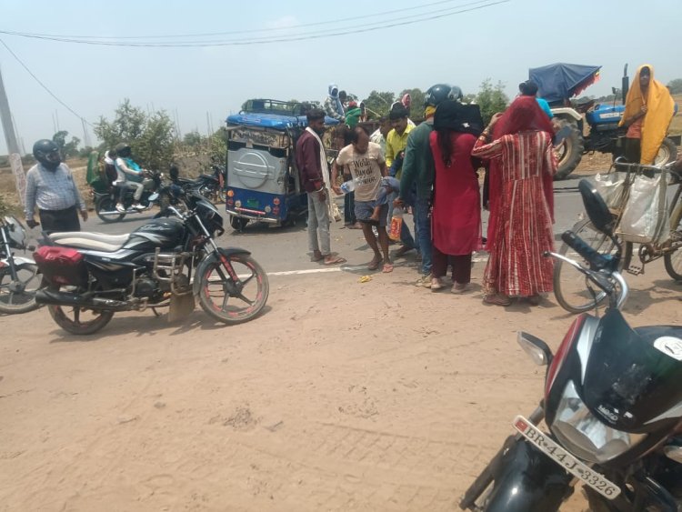 टायर टूटने से ई-रिक्शा पलटी, दंपति घायल, सदर अस्पताल में चल रहा है इलाज
