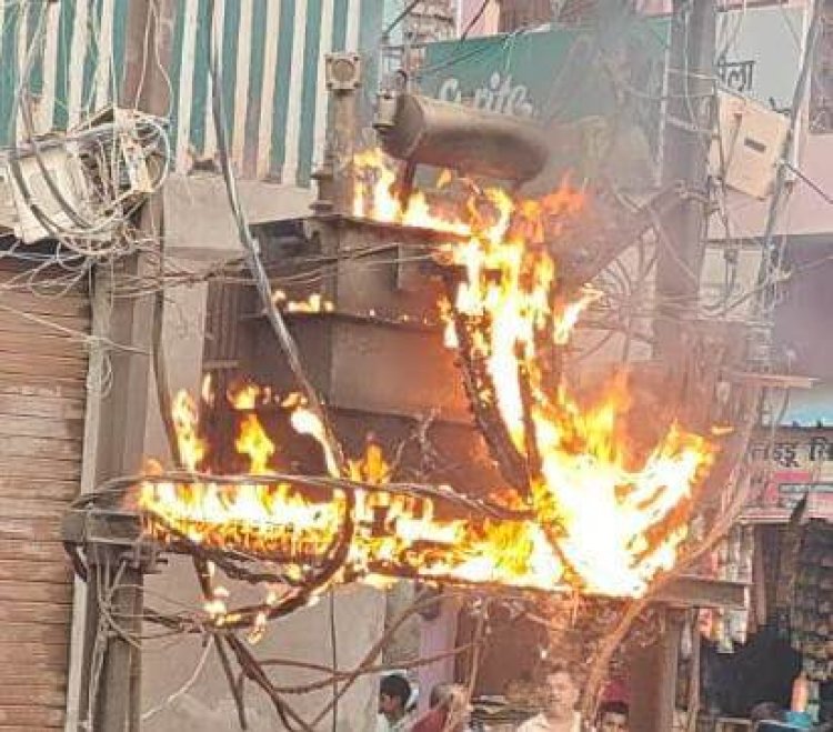डुमरांव में केबल फॉल्ट से धूं-धूं कर जलने लगा ट्रांसफार्मर, टला बड़ा हादसा