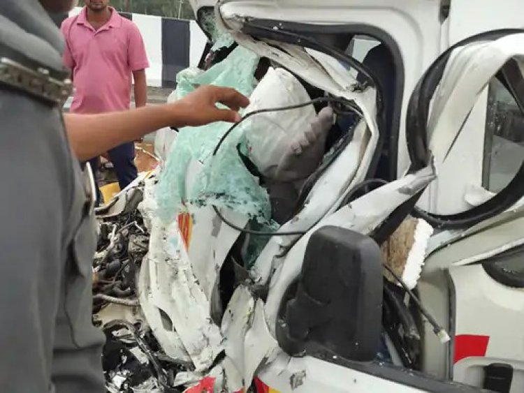 एम्बुलेंस ने मारी पीकप को टक्कर: हरियाणा से पिता का शव लेकर बिहार आ रहे पांच लोगों की पूर्वाचल एक्सप्रेसवे मौत