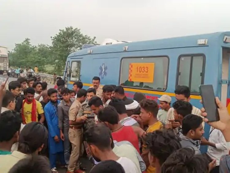 पीकप ने बाइक में मारी टक्कर तीन की मौत
