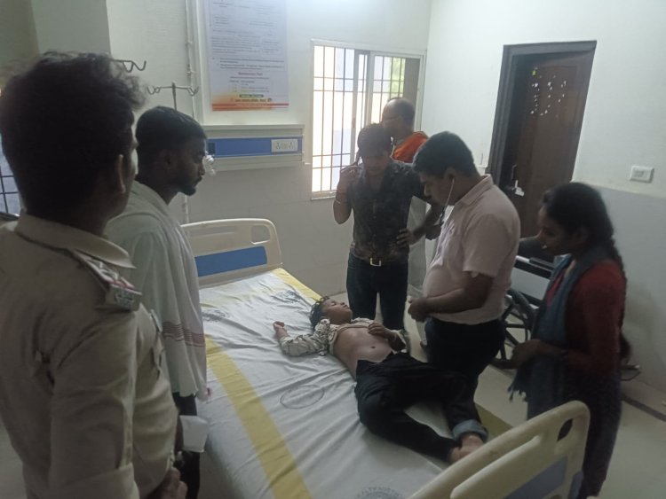 कोचाढ़ी में पेड़ से सटा हाई वोल्टेज तार, पत्ते के सम्पर्क में आने से किशोर झुलसा