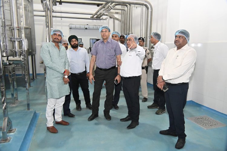 पेप्सी व कोका कोला प्लांट में भूमिगत जल के दोहन को रोकने का करें प्रयास - जिलाधिकारी