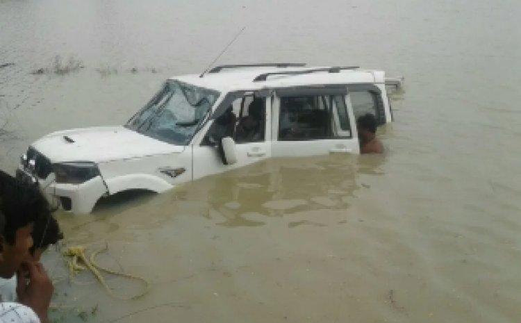 बक्सर में रेलिंग तोड़ गंगा में गिरी स्कॉर्पियो, तलाश जारी