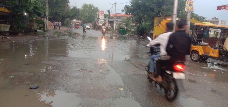 हल्की बारिश में ही जलमग्न हुई डुमरांव की मुख्य सड़क
