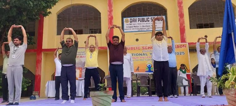 योग से जीवन मतदान से लोकतंत्र को करें मजबूत - एसडीएम / मौके पर दर्जनों लोगों ने योग के कई आसनों का अभ्यास किया तथा नियमित योग करने की शपथ ली