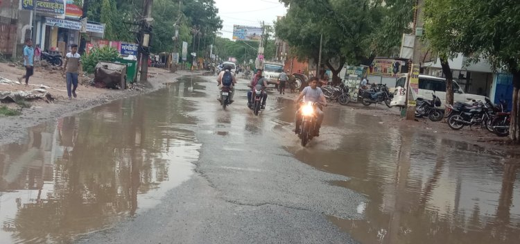 गरज के साथ डुमरांव में हुइ झमा झम बारिश सड़कों पर हुआ जल जमाव