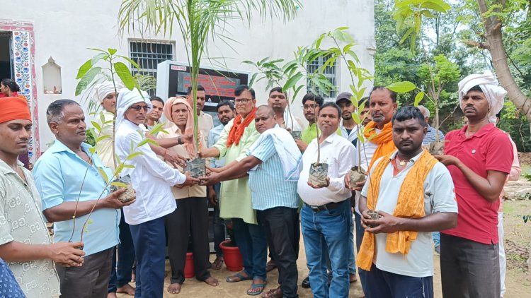दिवंगत छात्रा मधु कुमारी की स्मृति में श्रद्धांजलि सभा, पुस्तकालय को आलमारी दान कर दी मिसाल