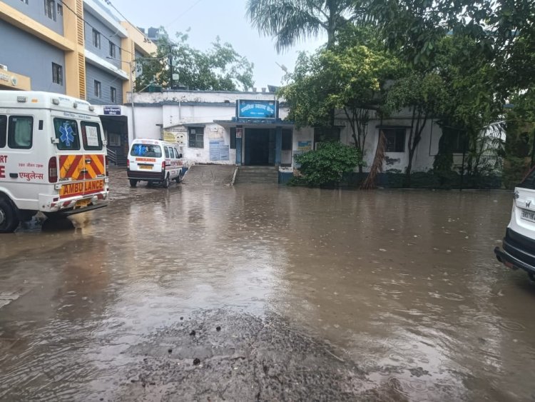 तेज बारिश से चौसा सीएचसी में परिसर में हुआ जलजमाव, मरीजों व कर्मियों के लिए बना परेशानी का कारण