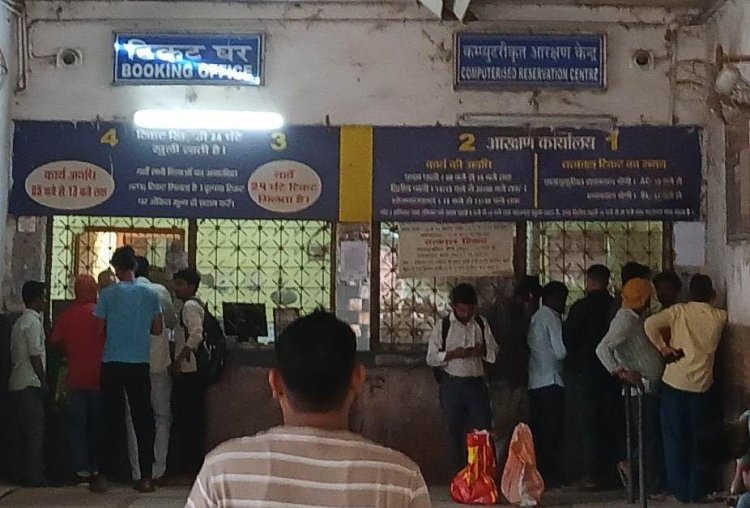 डुमरांव रिजर्वेशन काउंटर से टिकट की दलाली करने वाले दो दलाल गिरफ्तार, मास्टरमाइंड फरार