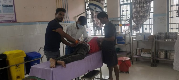 चलती ऑटो से गिर युवक गंभीर रूप से जख्मी, अनुमंडलीय अस्पताल में हुआ इलाज