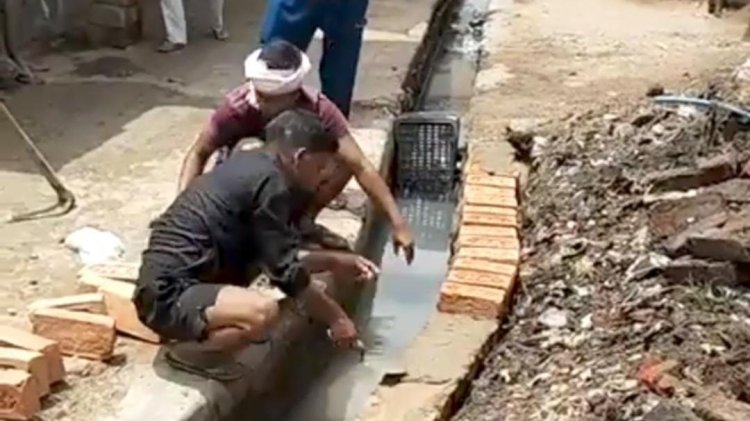 सोनवर्षा में युवाओं ने श्रमदान कर मरम्मत की टूटी नाली, जनप्रतिनिधियों की बेरुखी पर उठे सवाल