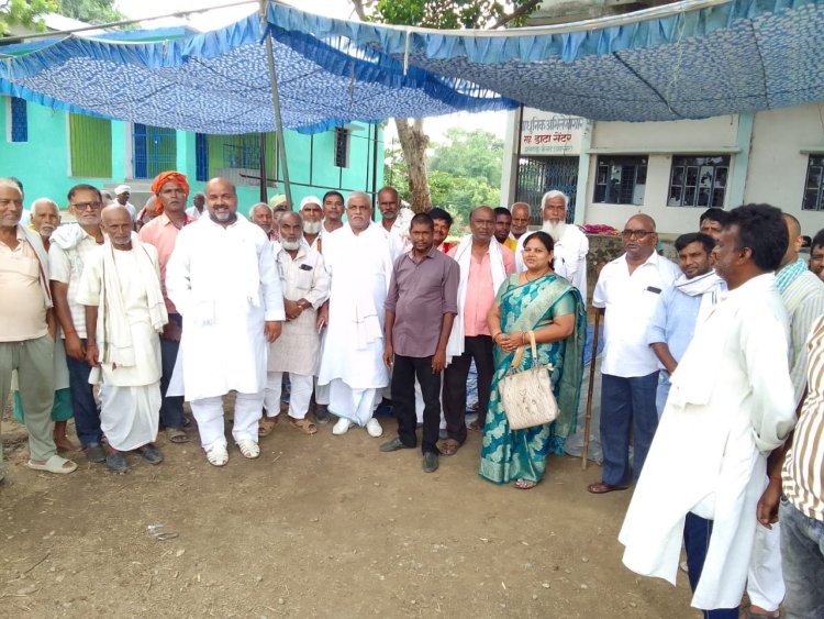 केसठ अंचलाधिकारी के खिलाफ उग्र हुआ जनआक्रोश, शुरू हुआ अनिश्चितकालीन धरना