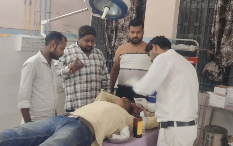 सड़क दुर्घटना में जख्मी व्यक्ति को युवा नेता दीपक यादव ने पहुंचाया अस्पताल, बची जान
