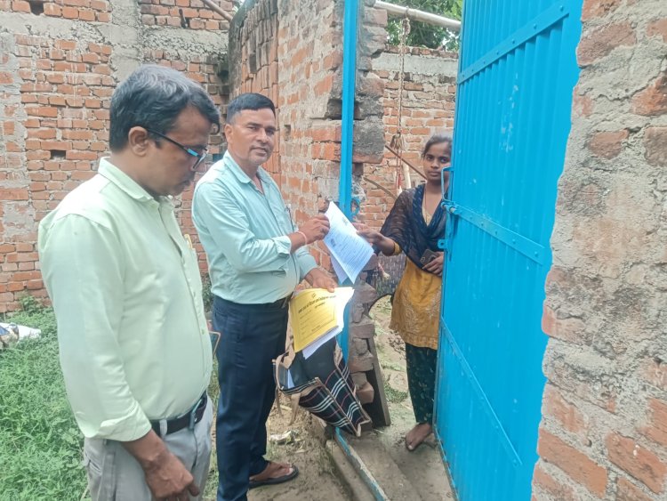 मतदाता सूची गणना प्रपत्र लेकर चौसा में घर-घर दस्तक देने लगे बीएलओ