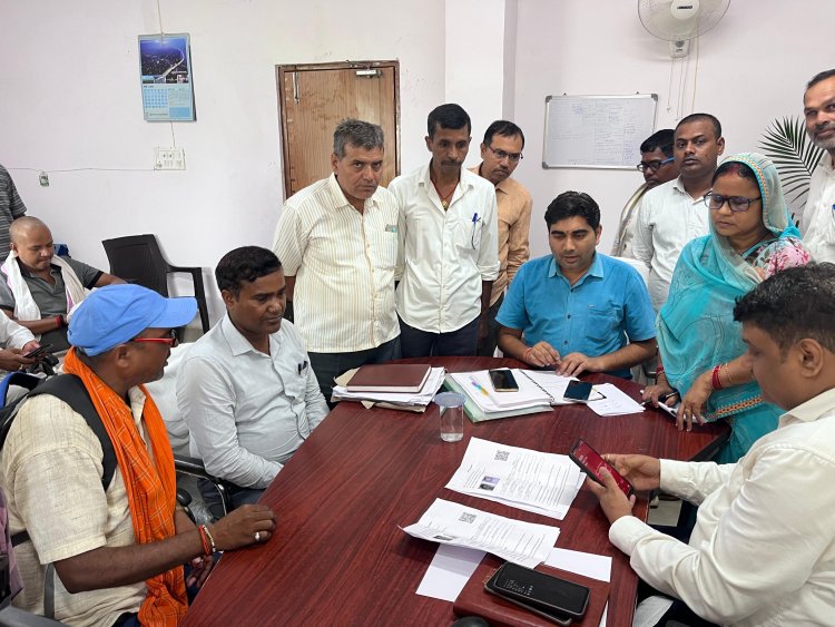 मतदाता पुनरीक्षण के दौरान भरे गए प्रपत्रों को बीएलओ एप पर करें अपलोड - एसडीएम