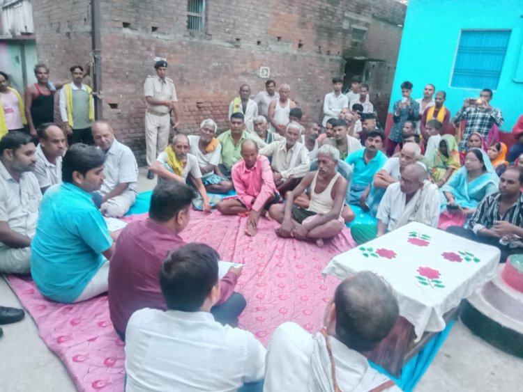 संध्या चौपाल आयोजित कर प्रशासन ने लोगों मतदाता पुनरीक्षण की दी जानकारी