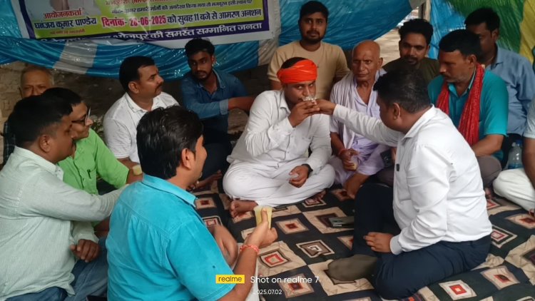रोड बनना हुआ शुरू, अनशन समाप्त कर मनाई खुशी