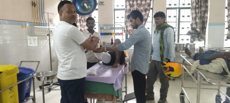 सड़क दुर्घटना में अधेड़ जख्मी, टूटा पैर, इलाज जारी