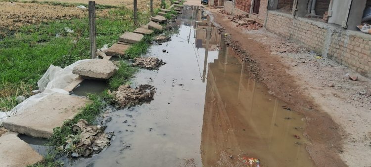 रोड के दोनों तरफ नहीं बना नाली, जमा हो रहा घर से निकला पानी