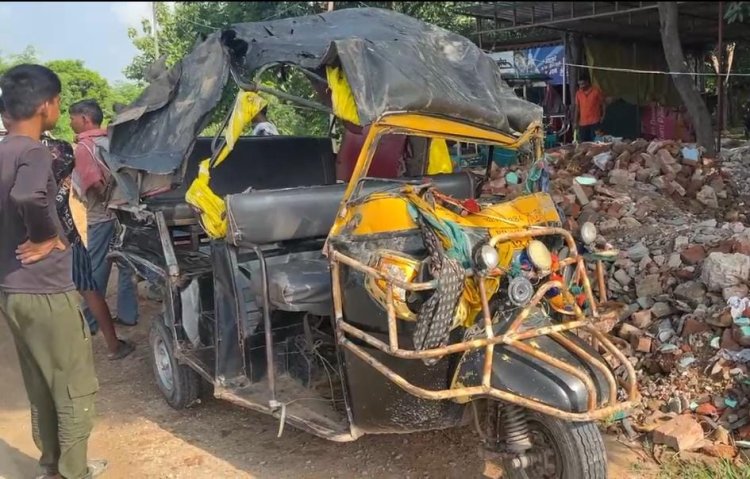 ऑटो और चारपहिया वाहन की टक्कर में कथावाचक समेत जख्मी