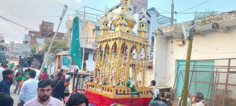 हजरत इमाम हुसैन की शहादत की याद में निकला ताजिया जुलूस, युवाओं ने परंपरागत हथियारों पर दिखाए करतब