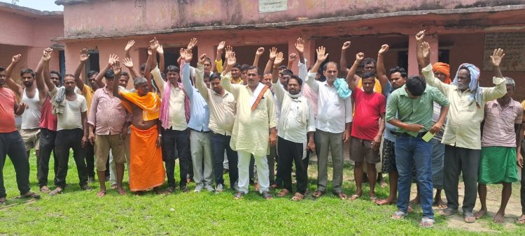 आजादी पूर्व स्थापित अदफा मध्य विद्यालय के दूसरे विद्यालय में विलय पर मुखर हुए ग्रामीण, जताया विरोध