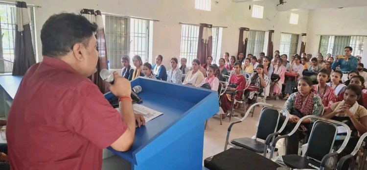 मतदाता पुनरीक्षण अभियान को लेकर एसडीओ ने छात्राओं को किया प्रेरित