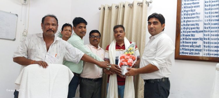 शत प्रतिशत गणना प्रपत्र अपलोड करने वाले पहले बीएलओ को बीडीओ ने किया सम्मानित
