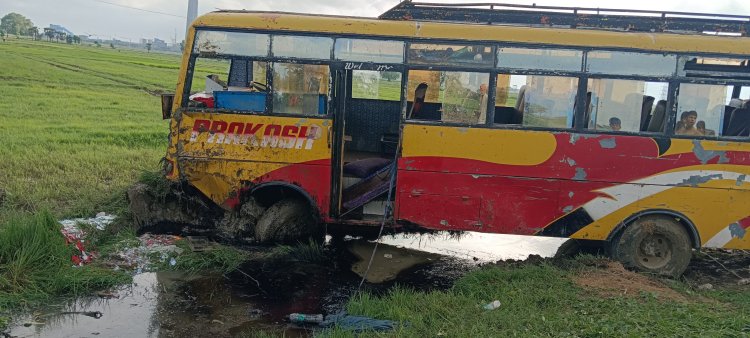 कैम्ब्रिज स्कूल की बस खाई में पलटी, 20 छात्र घायल, 7 की हालत गंभीर - चालक मौके से फरार, अभिभावकों में आक्रोश