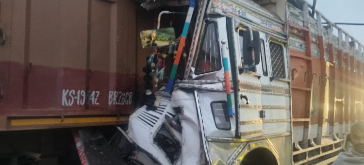 चंदा के पास खड़ी टेलर से टकराई ट्रक, स्टेयरिंग पर ही हो गई चालक की मौत