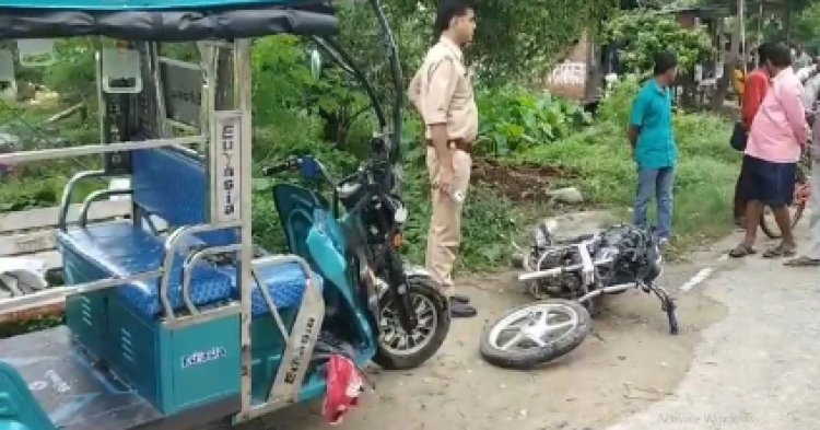 तेज रफ्तार बाइक की टक्कर से ई-रिक्शा चालक व बाइक सवार घायल, सदर अस्पताल में भर्ती