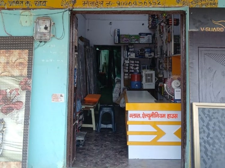 हार्डवेयर दुकान में सेंधमारी, 70 हजार नगद व चांदी के सिक्के की चोरी, पैरों के निशान छोड़ गए चोर