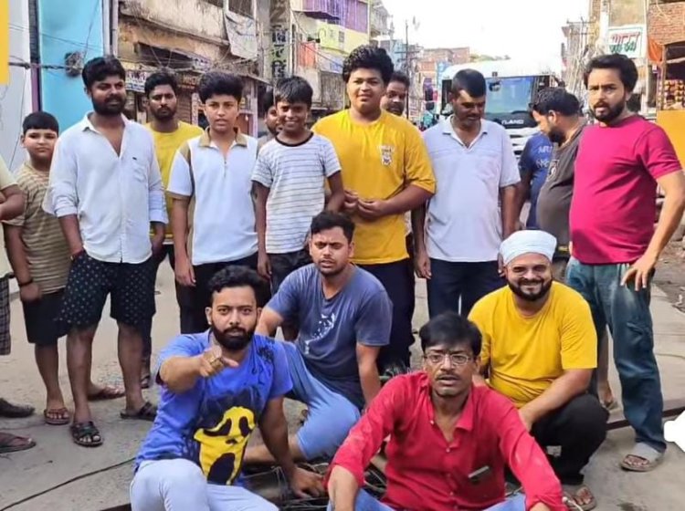 डुमरांव विक्रमगंज रोड पर ट्रक की टक्कर से बिजली पोल गिरा, आठ घंटे तक बिजली बाधित, सड़क जाम