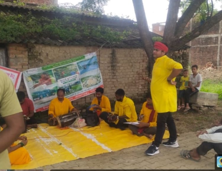 चौसा के नारायणपुर में नुक्कड़ नाटक के माध्यम लोगों को कराया गया स्वच्छता का अहसास