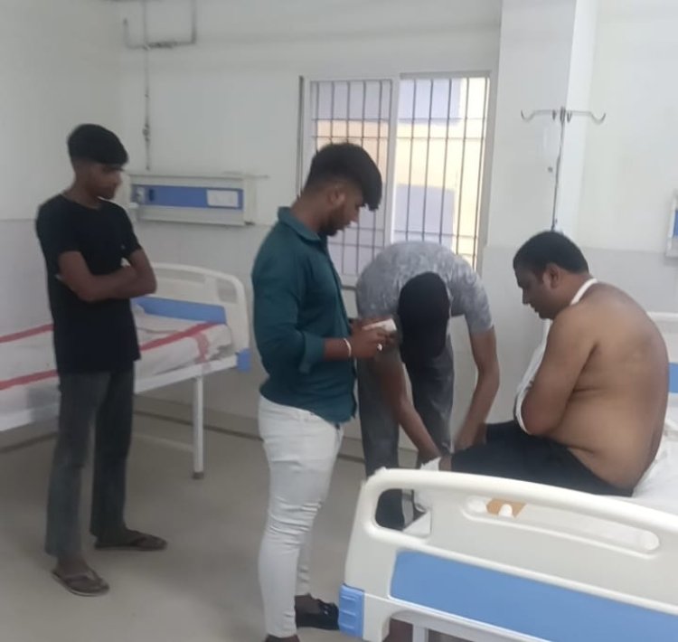बकरी को बचाने में बाइक पलटी, दो युवक घायल – एक की हालत गंभीर