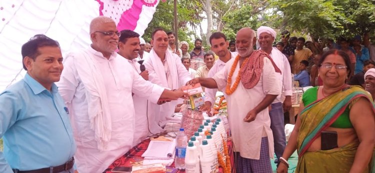 दुग्ध उत्पादकों के बीच किया गया बोनस का वितरण