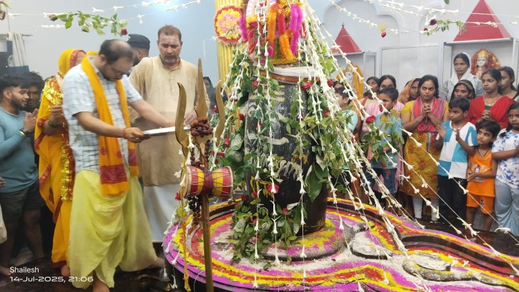महाकालेश्वर तुलसी सरोवर घाट पर हुआ भव्य गंगा महाआरती, शिवभक्ति में डूबा रघुनाथपुर