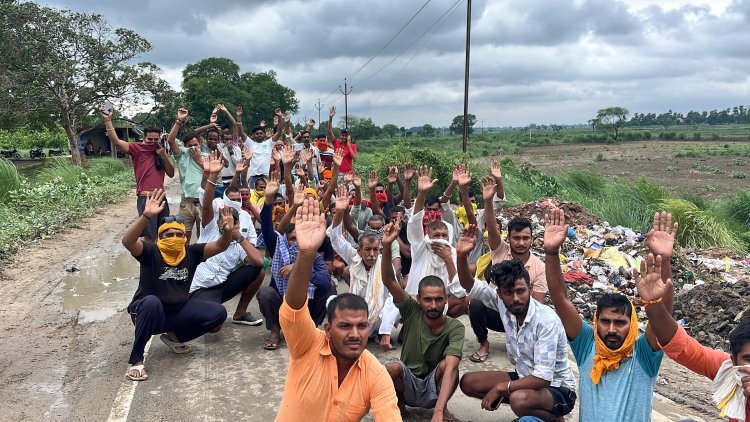 नगर परिषद की मनमानी से भड़के ग्रामीण, मझवारी मोड़ पर कचरा डंपिंग को लेकर विरोध तेज