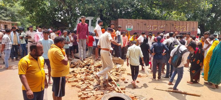 खलवा इनार में अनियंत्रित हो दुकान में घुसा बालू लदा टेलर, मौके पर गई स्वच्छता पर्यवेक्षक की जान, युवती गंभीर