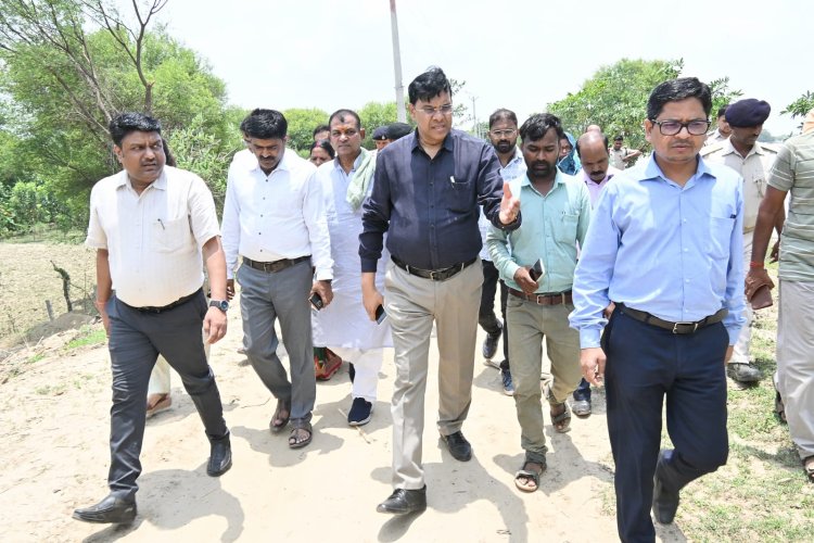 बाढ़ प्रभावित क्षेत्रों का जिलाधिकारी ने किया निरीक्षण, तटबंधों की निगरानी और कटाव रोकने के निर्देश