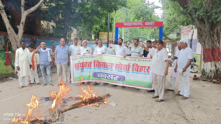 एडीजी कुंदन के बयान पर भड़का किसान मोर्चा, बर्खास्तगी की मांग को लेकर किया पुतला दहन