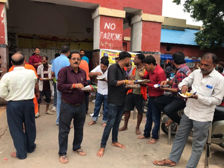 गरीबों की सेवा में जुटा भोजन बैंक बक्सर, सावन सोमवार से पूर्व बांटा गया प्रसाद